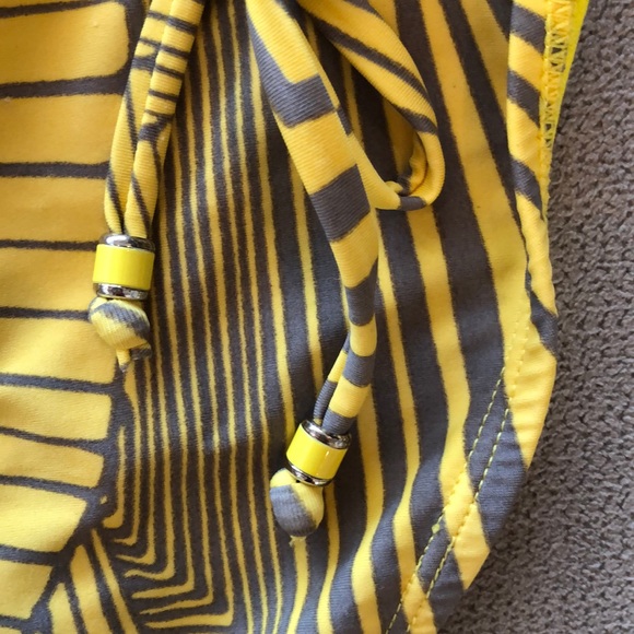 Bikini - Picture 3 of 4